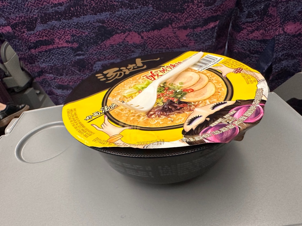 在去厦门的动车上吃泡面。