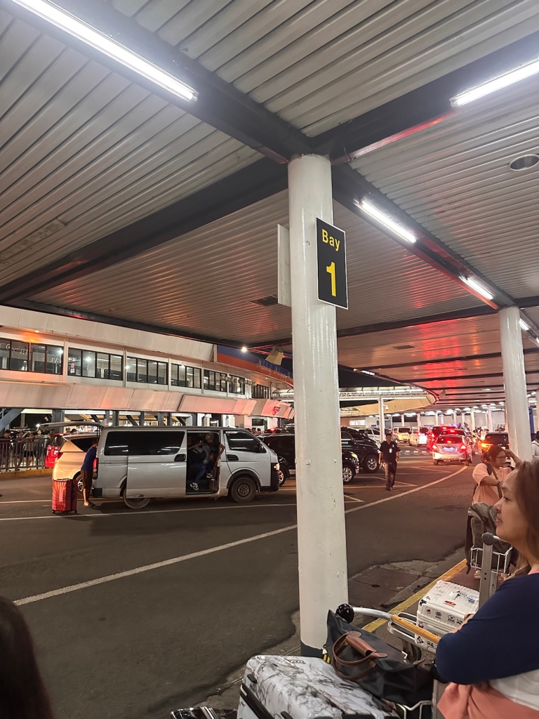 顺利到达马尼拉,在路口等待教会玛丽姊妹来接机。