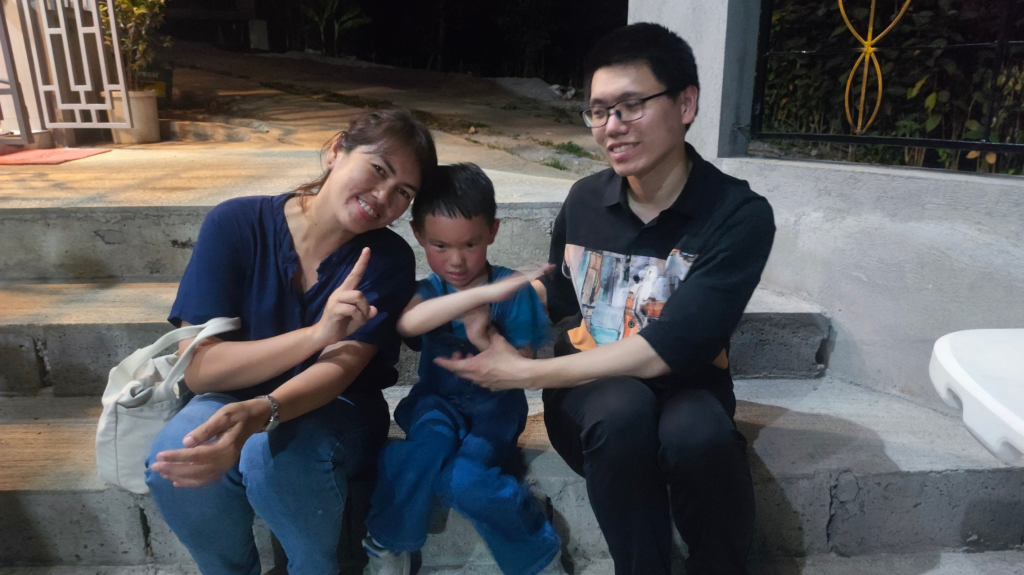 接机以及为我们开车的教区秘书玛丽姊妹。