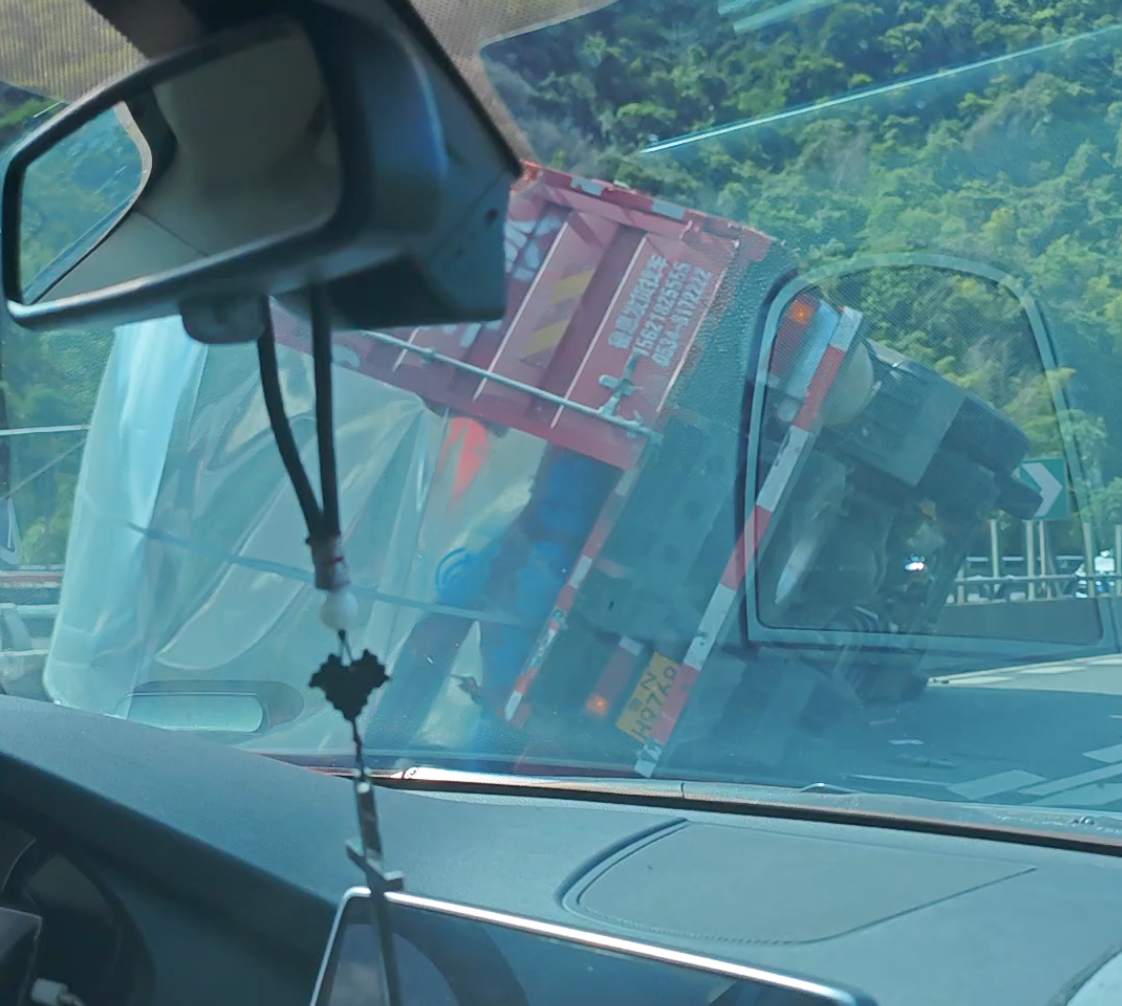 路上有车出车祸，只能感叹人生无常。